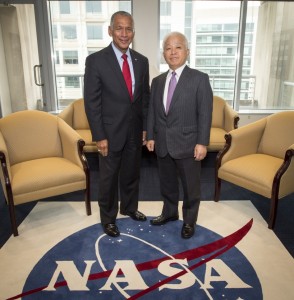 Charles Bolden e Naoki Okumura nell’incontro di Washington del 13 luglio 2013. Fonte: NASA/Bill Ingalls