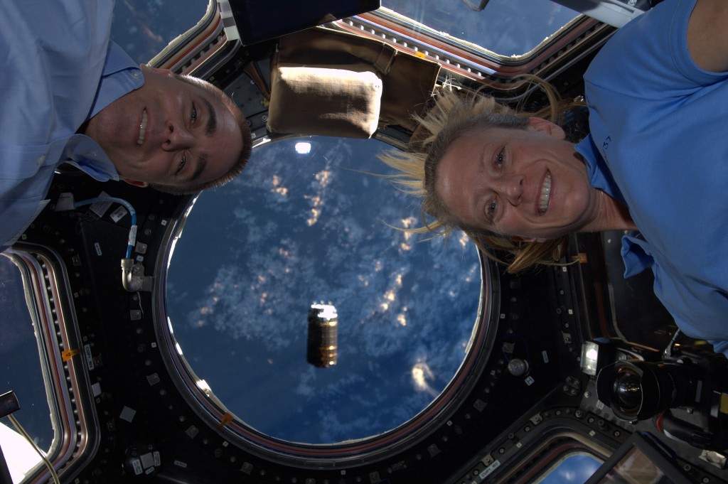 Chris Cassidy e Karen Nyberg in Cupola per la cattura di HTV-4. Fonte: NASA