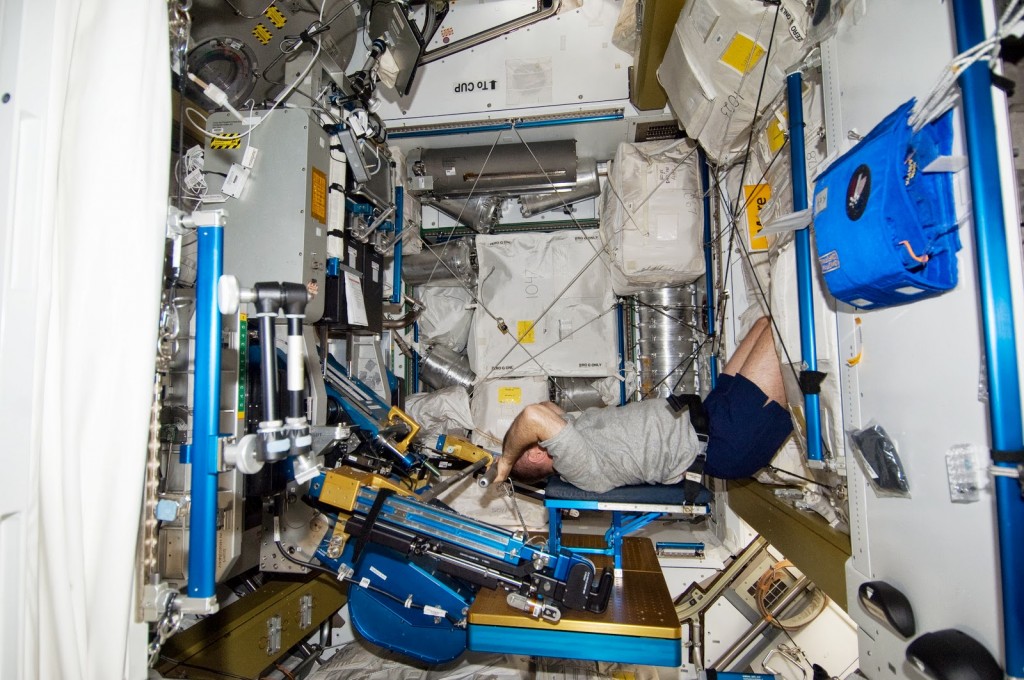 Kevin Ford si allena sulla macchina ARED della ISS. Fonte: NASA