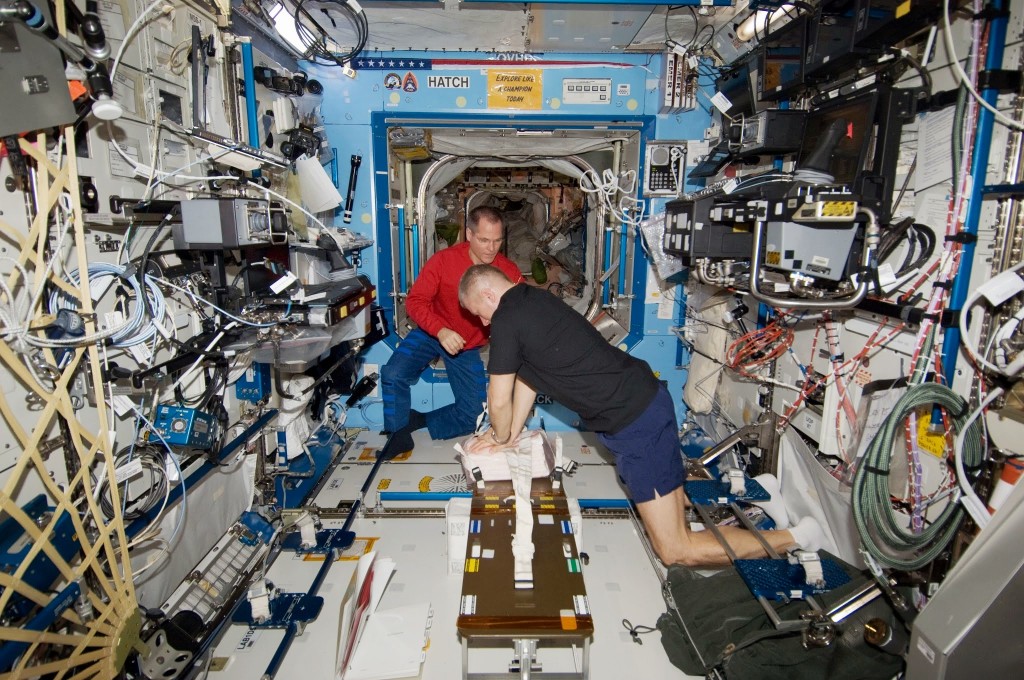 Membri della expedition 34 si addestrano alla CPR (rianimazione cardiopolmonare) sulla ISS. Fonte: NASA