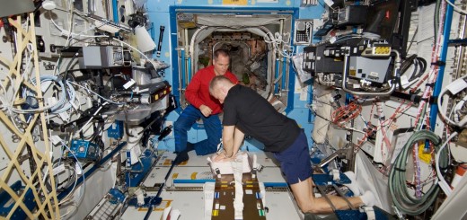 Membri della expedition 34 si addestrano alla CPR (rianimazione cardiopolmonare) sulla ISS. Fonte: NASA