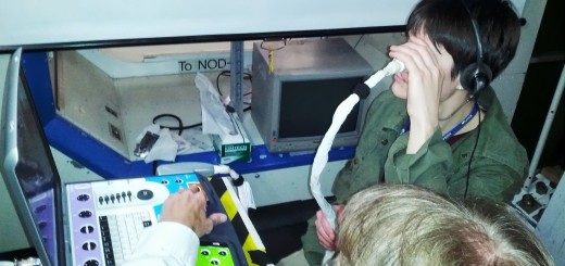 Samantha Cristoforetti si addestra all'ecografia all'occhio. Fonte: Samantha Cristoforetti