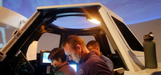 Samantha Cristoforetti fa pratica con il Canadarm 2 nel simulatore di Cupola. Fonte: Josh Matthew