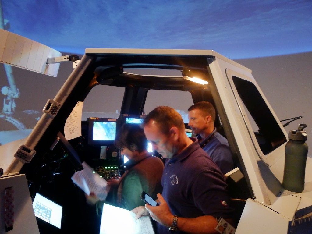 Samantha Cristoforetti fa pratica con il Canadarm 2 nel simulatore di Cupola. Fonte: Josh Matthew