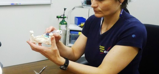 Samantha Cristoforetti esegue alcune procedure dentistiche. Fonte: Samantha Cristoforetti