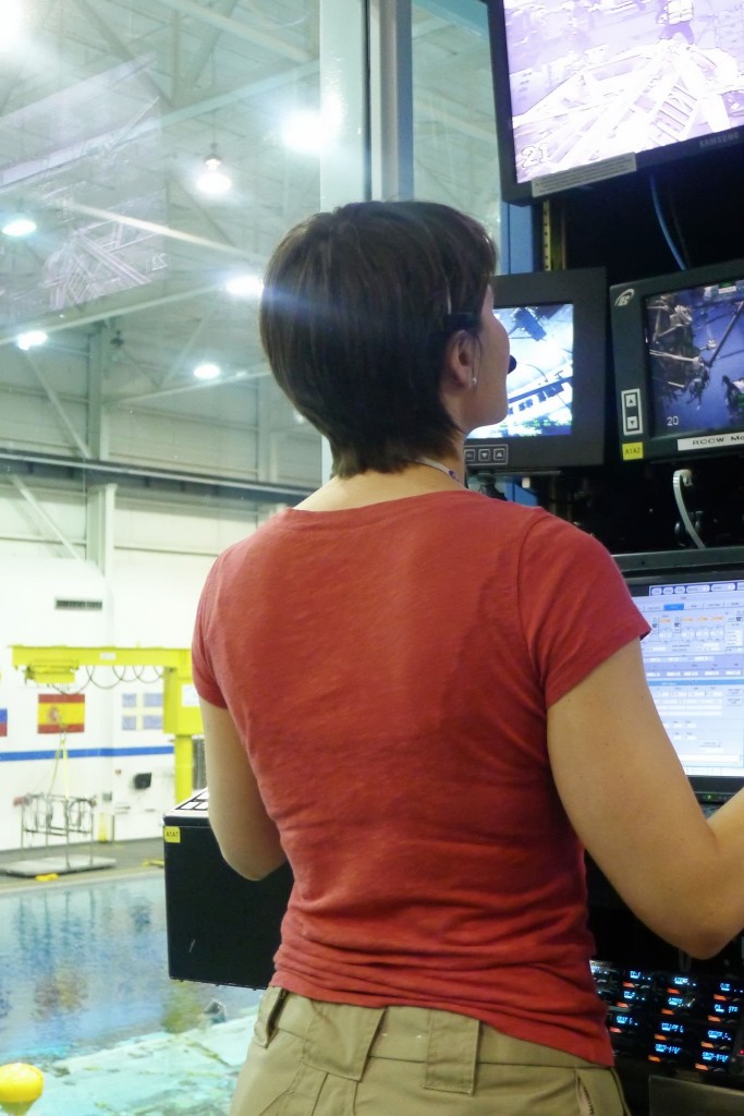 Samantha Cristoforetti ai comandi del Canadarm 2 del NBL al JSC. Fonte: Samantha Cristoforetti