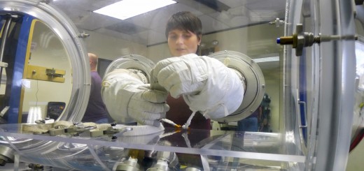 Samantha Cristoforetti esegue un testi di adattamento dei guanti della tuta EMU nella camera a vuoto. Fonte: Samantha Cristoforetti