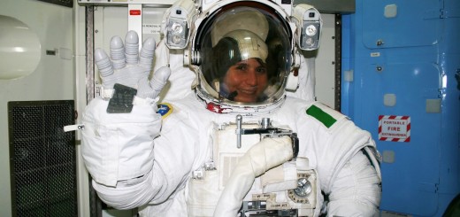 Samantha Cristoforetti in tuta EMU in un corso Prep & Post EVA. Fonte: Samantha Cristoforetti