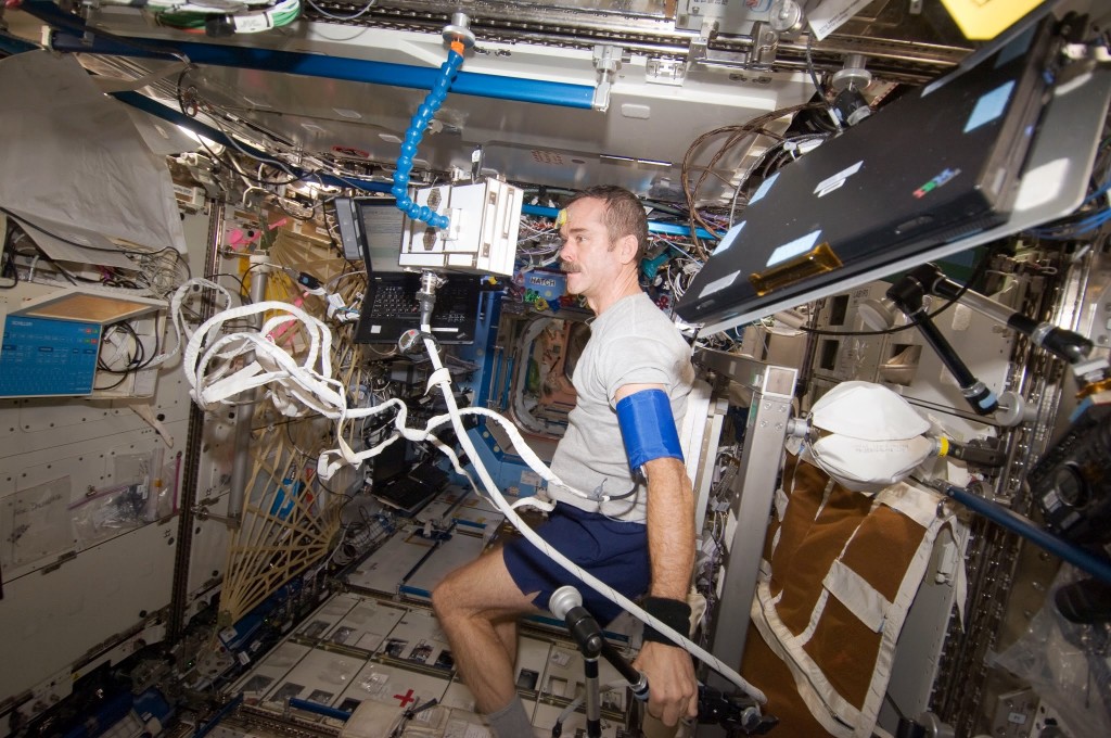 Chris Hadfield esegue una Periodic Fitness Assessment (PFE) sulla ISS. Fonte: NASA