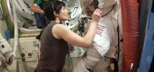 Samantha Cristoforetti aiuta un collega astronauta a indossare la tuta EMU per EVA. Fonte: Josh Matthew