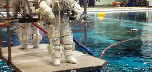 Samantha Cristoforetti e Terry Virts vengono calati nella piscina del NBL per una simulazione di EVA. Fonte: Josh Matthew