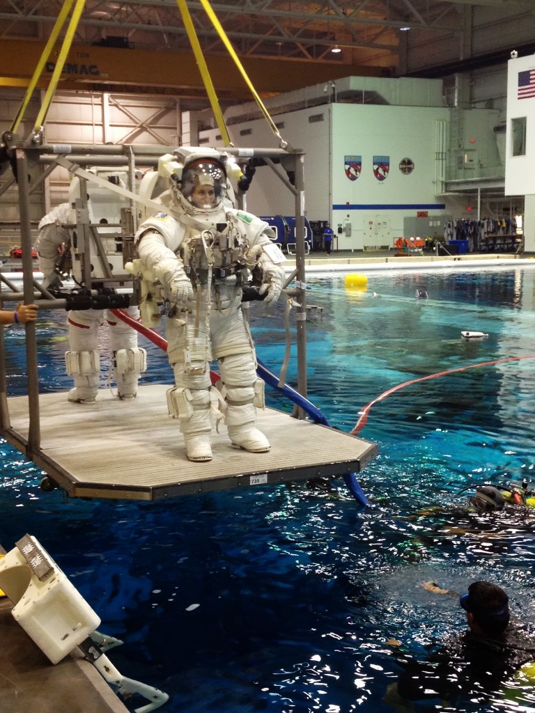 Samantha Cristoforetti e Terry Virts vengono calati nella piscina del NBL per una simulazione di EVA. Fonte: Josh Matthew