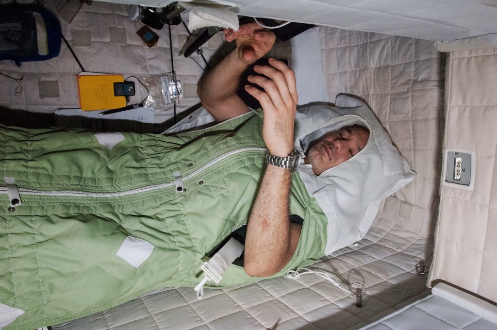 Luca Parmitano dorme nel suo alloggio sulla ISS. Fonte: NASA