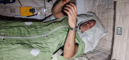 Luca Parmitano dorme nel suo alloggio sulla ISS. Fonte: NASA