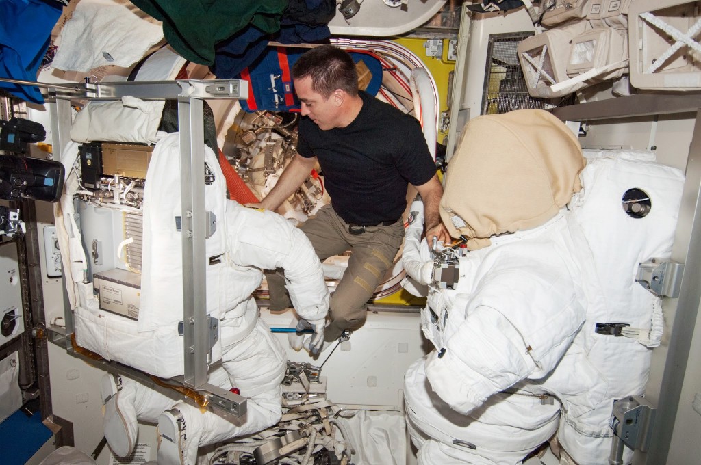 Chris Cassidy esamina le tute EMU che ha usato insieme con Luca Parmitano sulla ISS. Fonte: NASA