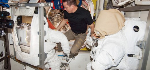 Chris Cassidy esamina le tute EMU che ha usato insieme con Luca Parmitano sulla ISS. Fonte: NASA