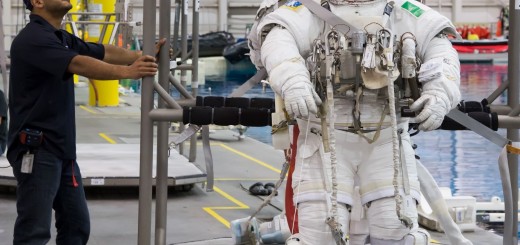 Samantha Cristoforetti in attesa di essere calata nella piscina del NBL per una sessione di addestramento EVA. Fonte: NASA