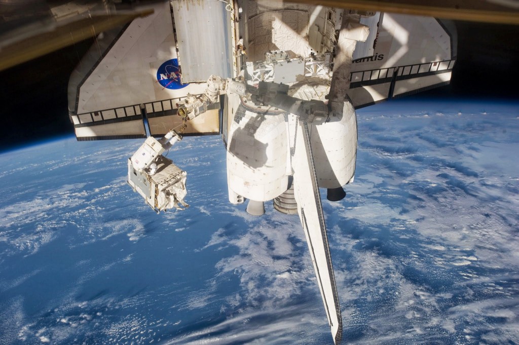 Un modulo pompa della ISS viene stivato nel vano di carico dello Shuttle durante STS-135. Fonte: NASA
