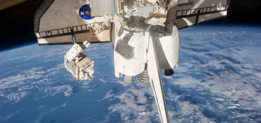 Un modulo pompa della ISS viene stivato nel vano di carico dello Shuttle durante STS-135. Fonte: NASA