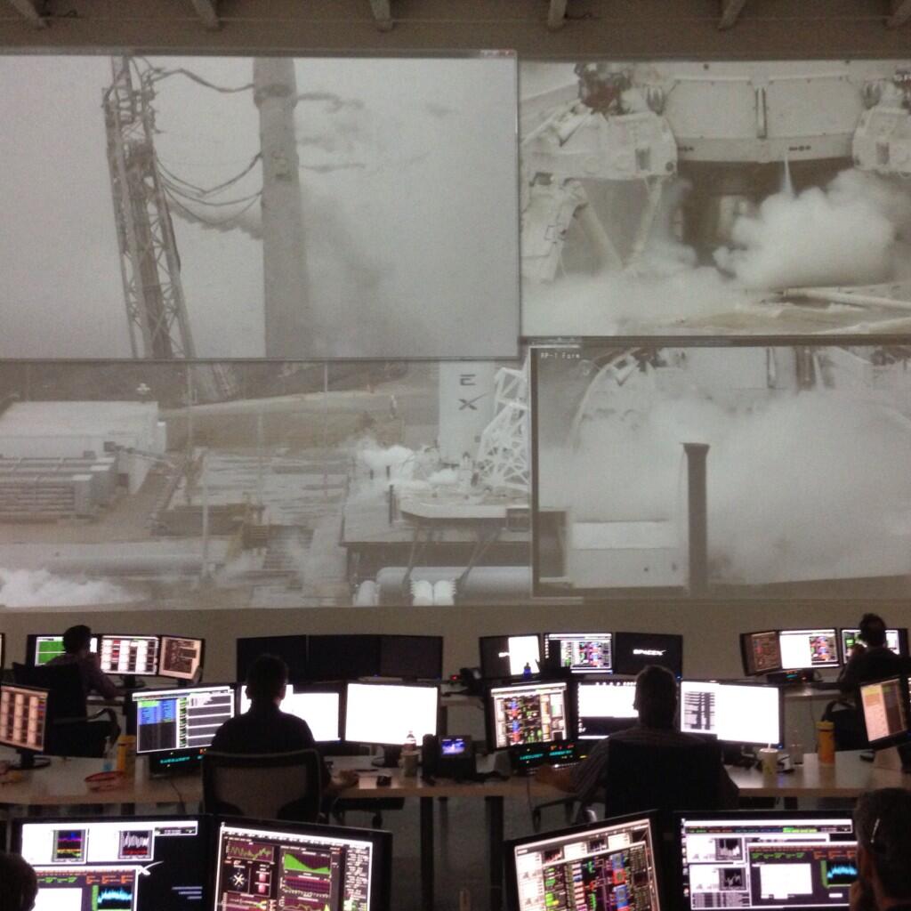 La sala di controllo di SpaceX durante il test di accensione statico. Credit: SpaceX