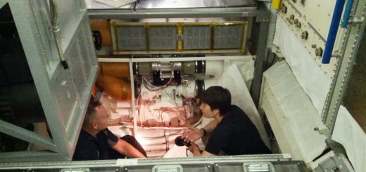 Samantha Cristoforetti al lavoro in un alloggiamento di un rack di Columbus. Fonte: Samantha Cristoforetti