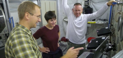 Samantha Cristoforetti si addestra alla manutenzione dei laptop di Columbus. Fonte: Samantha Cristoforetti