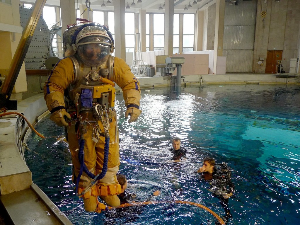 Samantha Cristoforetti in tuta Orlan viene calata nell'Hydrolab di Star City. Fonte: Samantha Cristoforetti