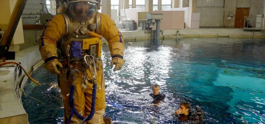 Samantha Cristoforetti in tuta Orlan viene calata nell'Hydrolab di Star City. Fonte: Samantha Cristoforetti