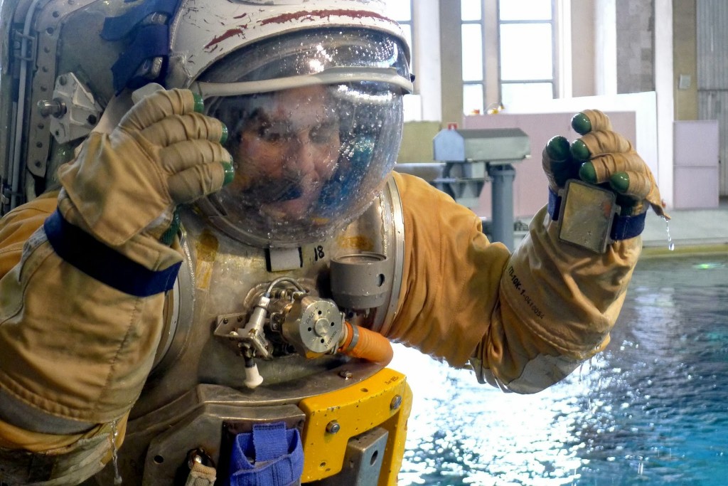 Samantha Cristoforetti in tuta Orlan dopo una simulazione di EVA nell'Hydrolab di Star City. Fonte: Samantha Cristoforetti