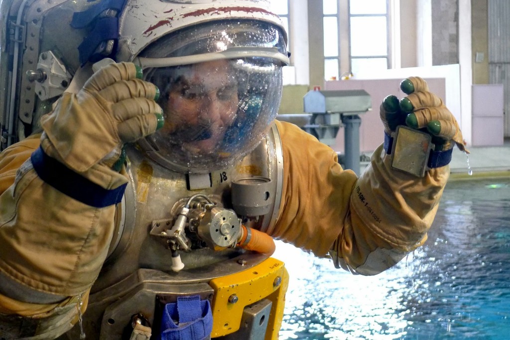 Samantha Cristoforetti in tuta Orlan dopo una simulazione di EVA nell'Hydrolab di Star City. Fonte: Samantha Cristoforetti