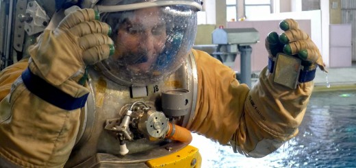 Samantha Cristoforetti in tuta Orlan dopo una simulazione di EVA nell'Hydrolab di Star City. Fonte: Samantha Cristoforetti