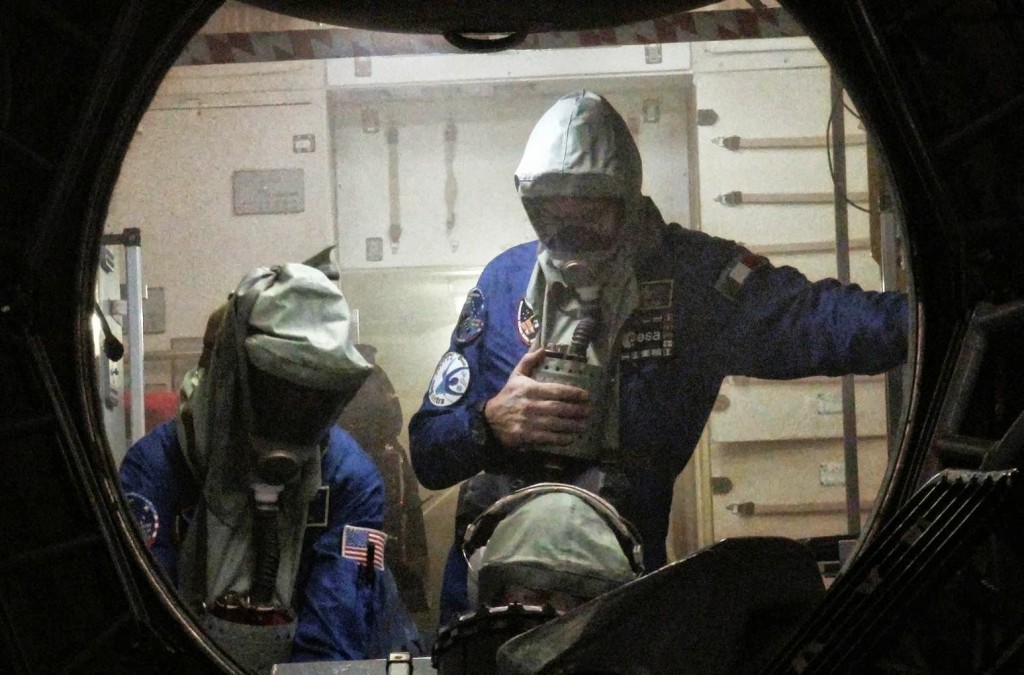 Paolo Nespoli e il suo equipaggio in una simulazione di incendio nel mockup del segmento russo della ISS a Star City. Fonte: Gagarin Cosmonaut Training Center