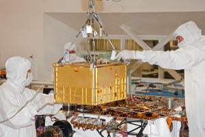 L'istallazione dello strumento SAM (Sample Analysis at Mars) nel rover Curiosity. Credit NASA/JPL-Caltech