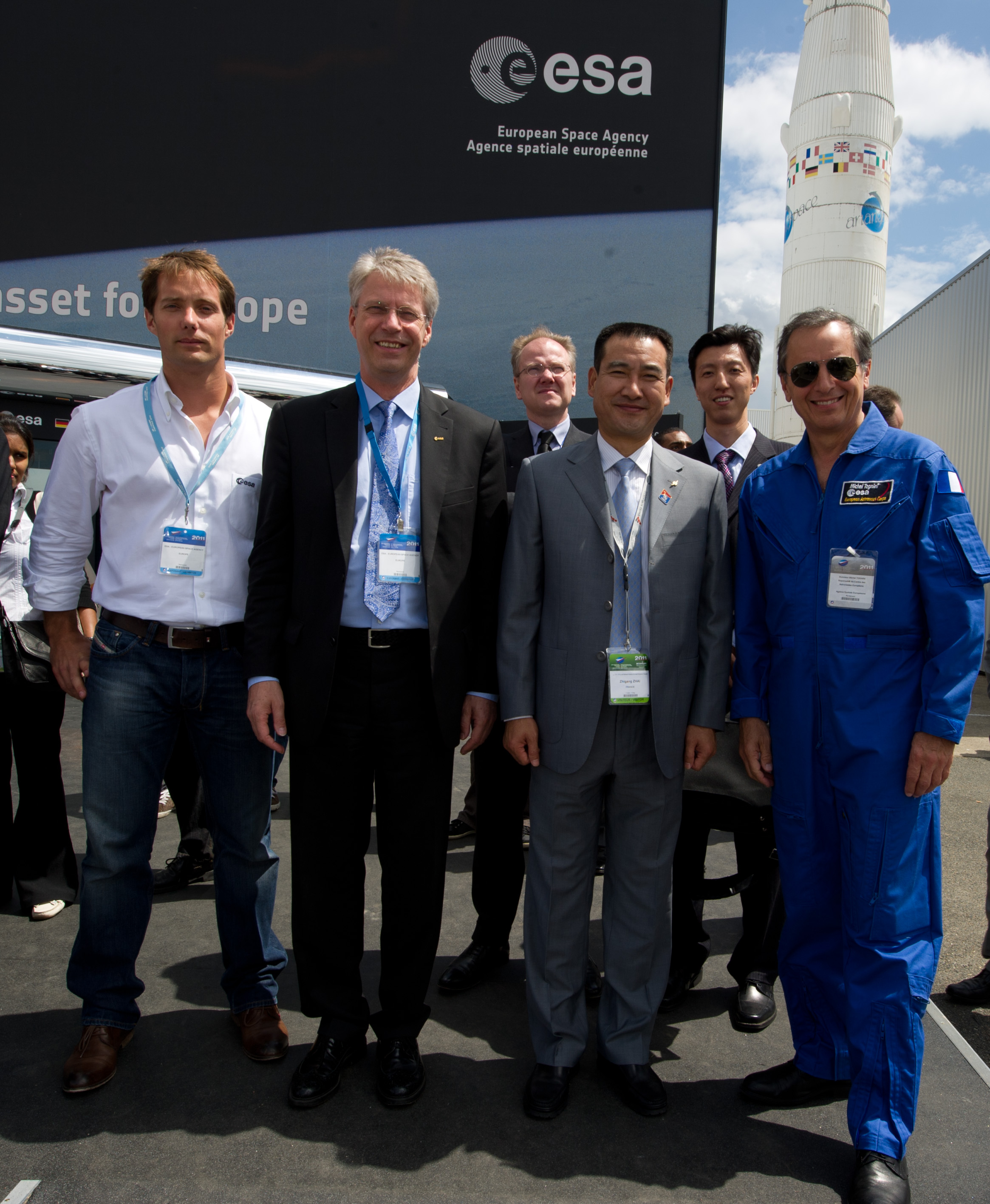 Da sx a dxt:Thomas Pesquet, astronauta ESA, Thomas Reiter,  Direttore dell'Human Spaceflight and Operations, il Colonnello Zhai Zhigang, primo spacewalker cinese, e Michel Tognini, Capo dell'European Astronaut Centre, ripresi al Paris Air & Space Show, il 23 Giugno 2011. 