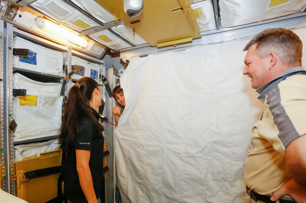 La tenda che impedisce all'atmosfera di ATV di mischiarsi con quella della ISS installato nel mockup all'EAC di Colonia. Fonte: Samantha Cristoforetti