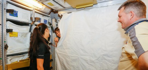 La tenda che impedisce all'atmosfera di ATV di mischiarsi con quella della ISS installato nel mockup all'EAC di Colonia. Fonte: Samantha Cristoforetti