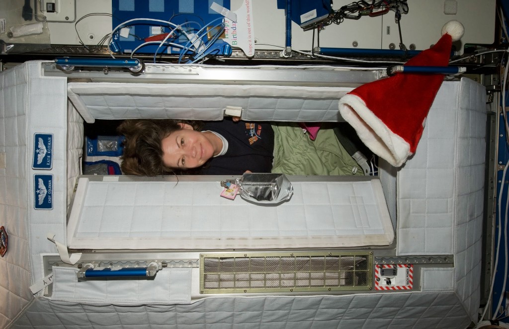 Cady Coleman nel suo alloggio sulla ISS. Fonte: NASA