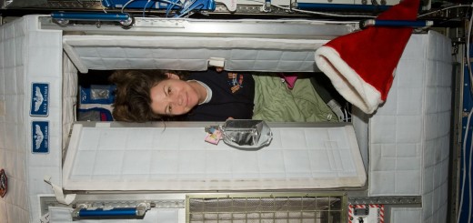 Cady Coleman nel suo alloggio sulla ISS. Fonte: NASA