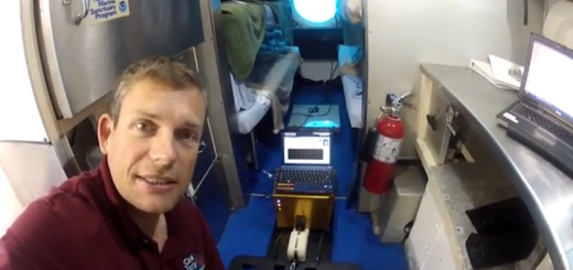 Andreas Mogensen testa un attrezzo ginnico di piccole dimensioni nell'habitat Aquarius durante la missione SEATEST. Fonte: Andreas Mogensen/ESA