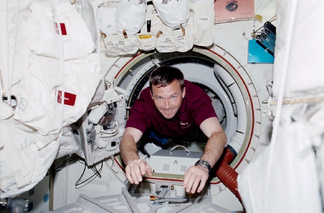 Il cosmonauta Yury Lonchakov nella missione Shuttle STS-100. Fonte: NASA