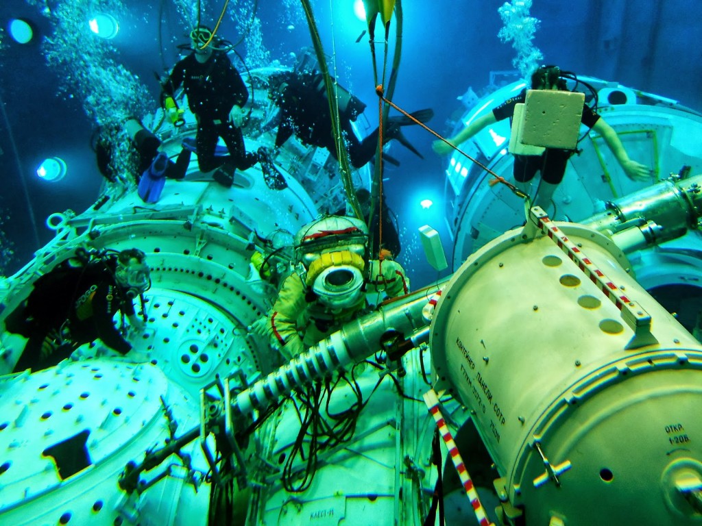 Samantha Cristoforetti in tuta Orlan nell'Hydrolab di Star City. Fonte: Gagarin Cosmonaut Training Center