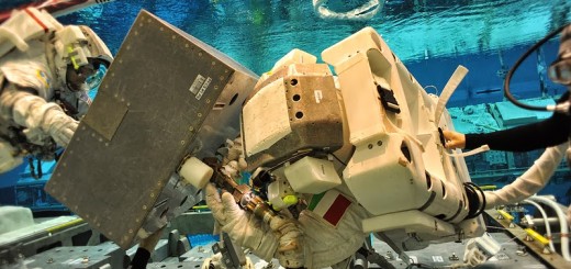 Samantha Cristoforetti e Terry Virts in una simulazione di EVA al NBL del JSC nella primavera del 2013. Fonte: NASA