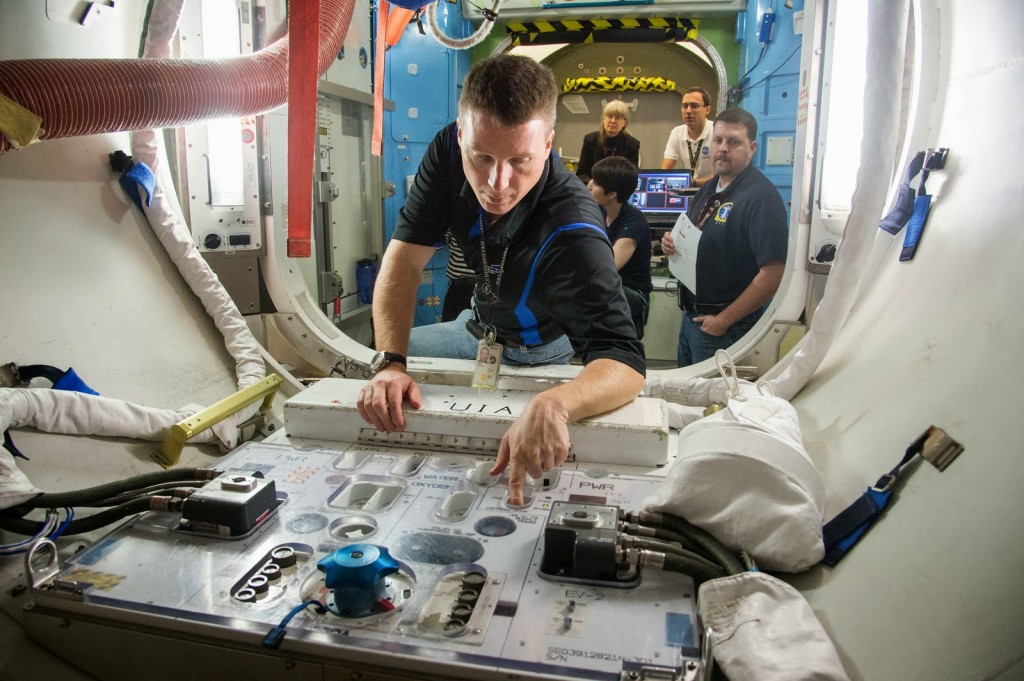 Terry Virts lavora al pannello UIA nel mockup dell’airlock per le tute EMU della ISS. Fonte: NASA/Stafford - Foto: jsc2012e238218