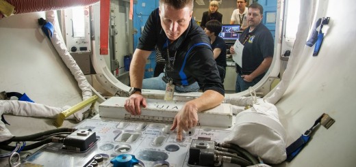 Terry Virts lavora al pannello UIA nel mockup dell’airlock per le tute EMU della ISS. Fonte: NASA/Stafford - Foto: jsc2012e238218