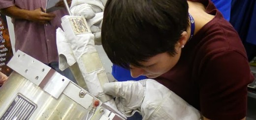 Samantha Cristoforetti si addestra ad applicare del lubrificante all'estremità del braccio robotico della ISS. Fonte: Samantha Cristoforetti