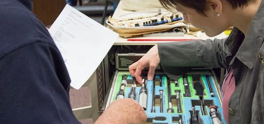 Samantha Cristoforetti esamina la cassetta degli atrezzi della ISS al JSC. Fonte: NASA