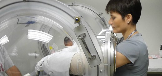 Samantha Cristoforetti provia un paio di guanti per tuta EMU di Classe 1 in una glovebox. Fonte: Samantha Cristoforetti