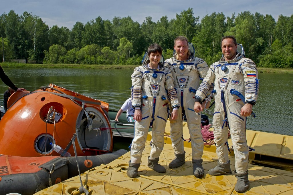 Samantha Cristoforetti con l'equipaggio della Soyuz TMA-15M durante l'addestramento di sopravvivenza in acqua. Fonte: Samantha Cristoforetti