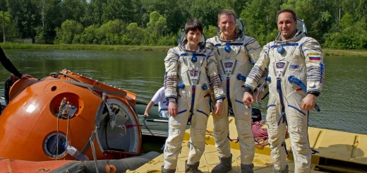 Samantha Cristoforetti con l'equipaggio della Soyuz TMA-15M durante l'addestramento di sopravvivenza in acqua. Fonte: Samantha Cristoforetti