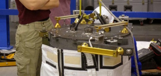 Samantha Cristoforetti esamina al JSC una replica ad alta fedeltà di un componente dei pannelli solari della ISS. Fonte: Samantha Cristoforetti